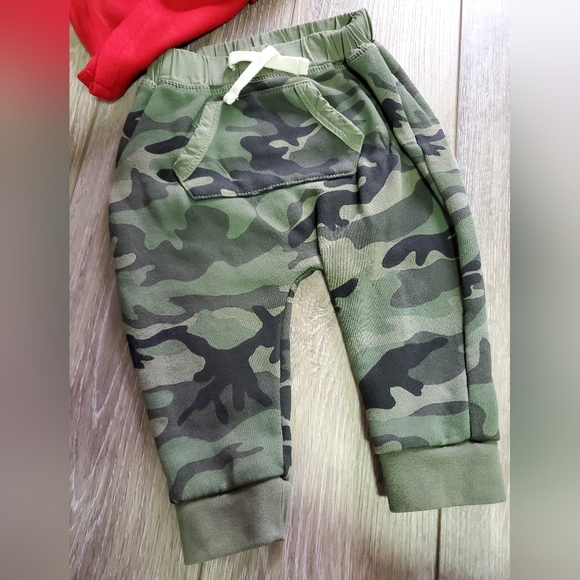 Baby Gap boys green camo joggers with kangaroo pocket Size 6-12 months - Picture 2 of 7